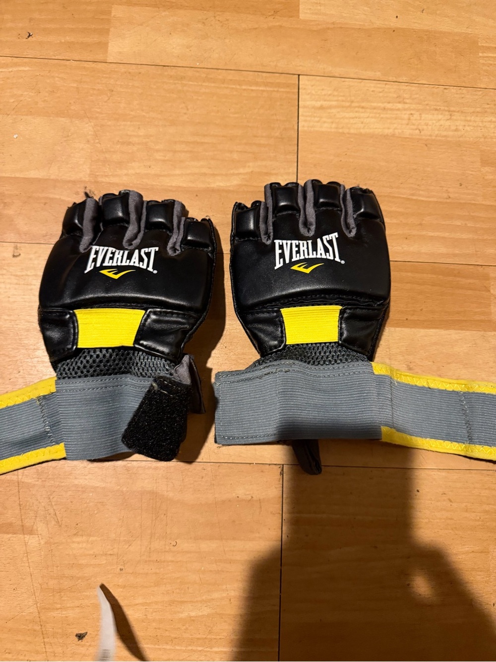 Everlast Cardio Kickboxing Black/Yellow MMA Training Fingerless Gloves Straps S
